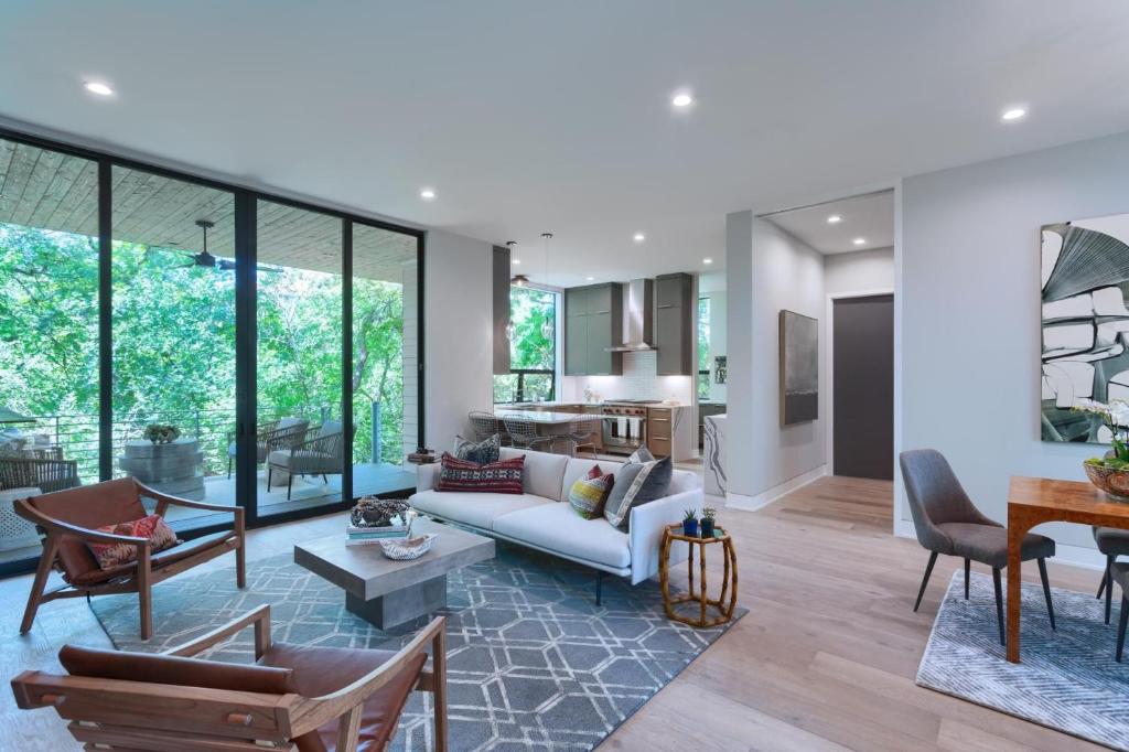 Posezení v ubytování The House of Yes- Luxury Urban Farm House. Walking distance to downtown