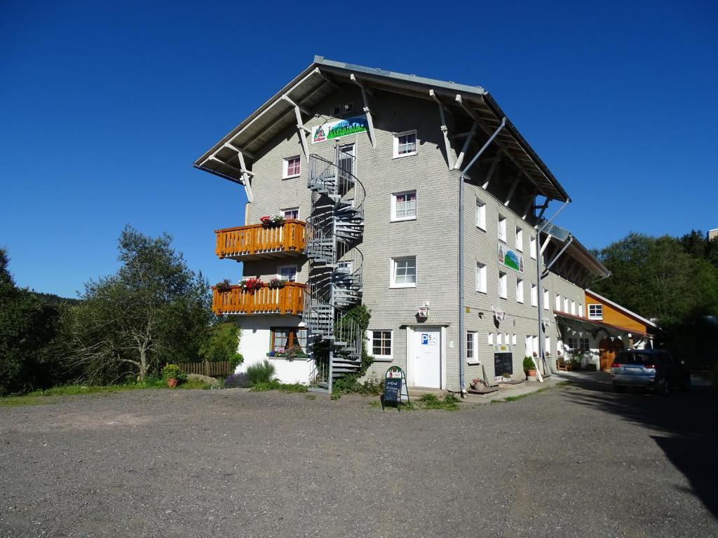 ein großes Gebäude mit Balkon auf der Seite in der Unterkunft 's Jägermatt in Feldberg