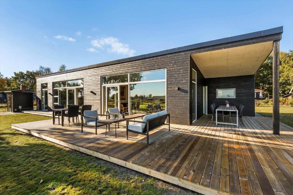 una terrazza con sedie e un tavolo su una casa di 8959-Orsted-Klydevej-9 a Estruplund