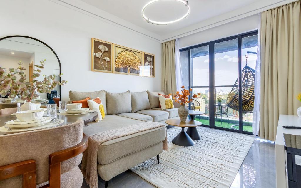 ナイロビにあるVieli Luxury Apartment with heated Pool,Gym,1 min walk to Mallのソファとテーブルのあるリビングルーム