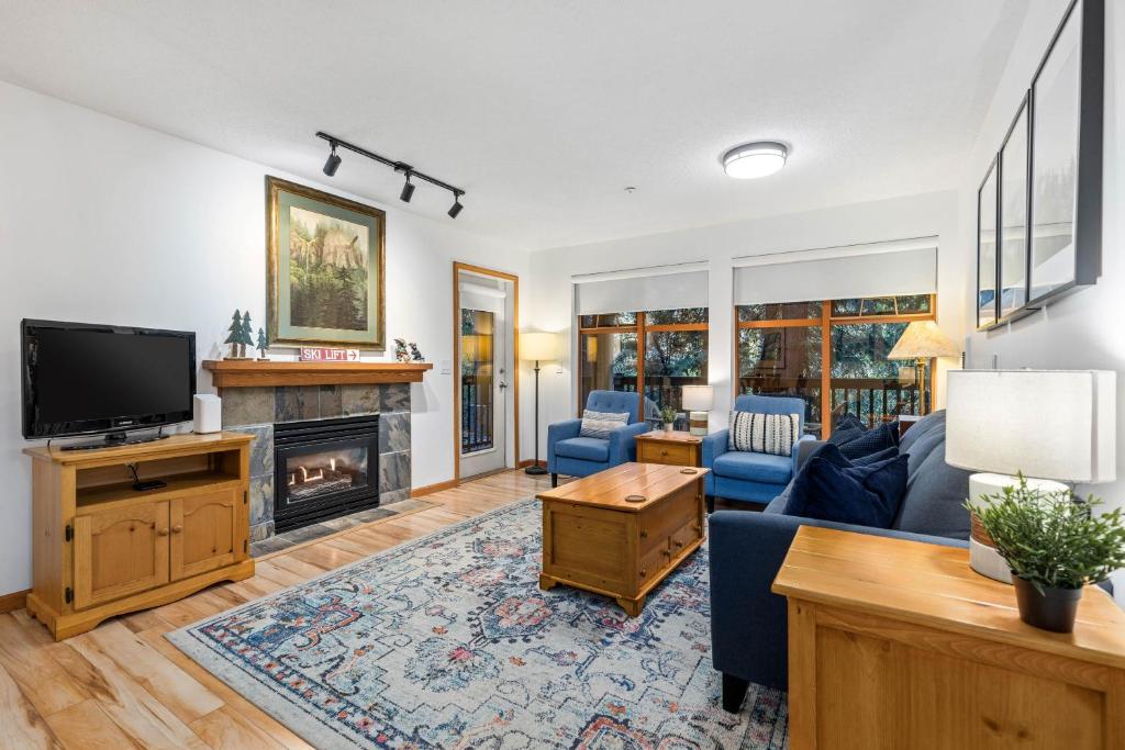 Μια τηλεόραση ή/και κέντρο ψυχαγωγίας στο 1BR in Northstar, Village Location, Shared Pool and Hot Tub, Ski Storage, Free Parking
