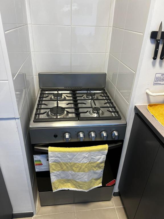 a stove top oven in a small kitchen at Vista de la cuidad céntrica, ubicado a pasos del mall , restaurantes con excelentes conectivilidad in Rancagua