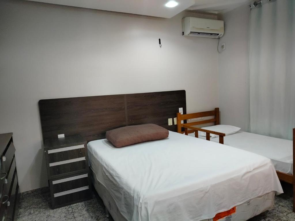 Un dormitorio con dos camas y cabecero de madera. en Apartamento em Adrianópolis confortável, en Manaus