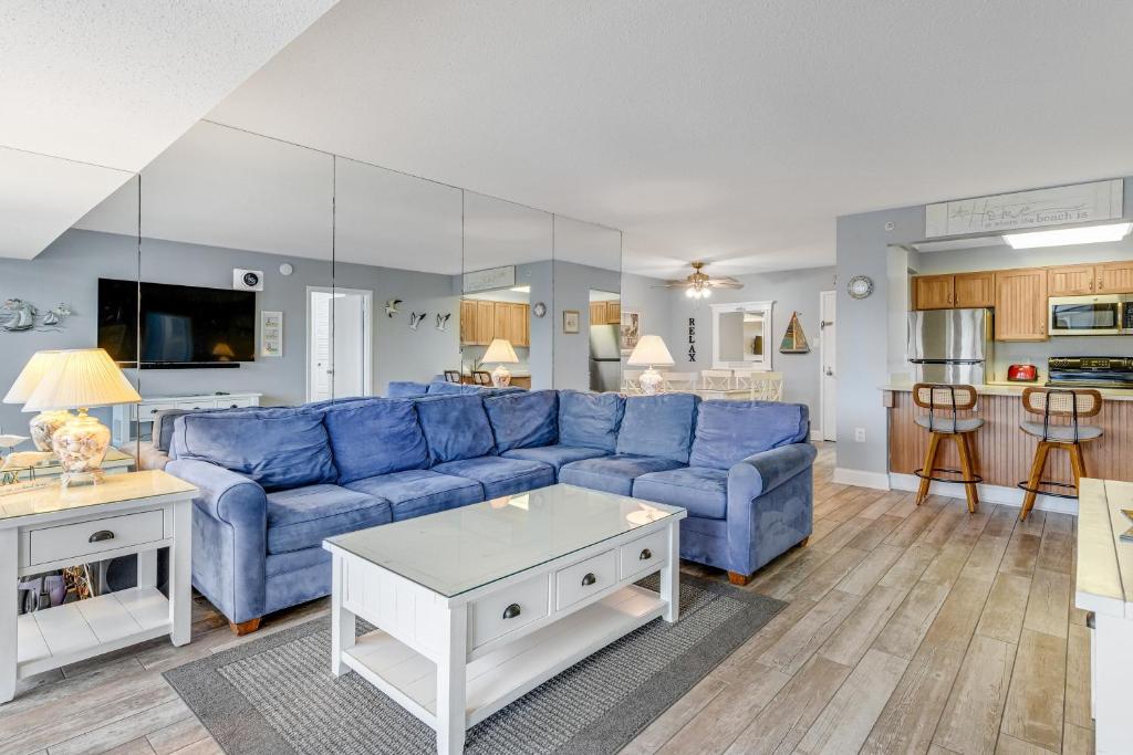 オーシャンシティにあるBraemar Towers 1006の青いソファとテーブルのあるリビングルーム