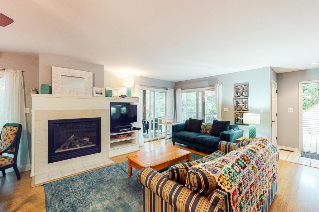 un salon avec deux canapés et une cheminée dans l'établissement Sea Colony - 55050 Pine Lake Dr, à Wilgus Subdivision