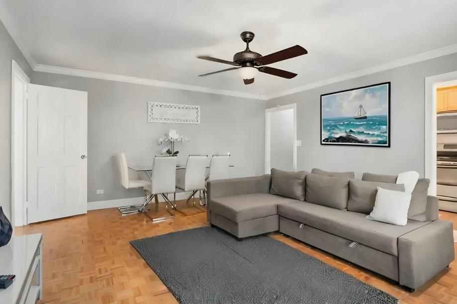 Χώρος καθιστικού στο Sleek & Chic Downtown Comfort