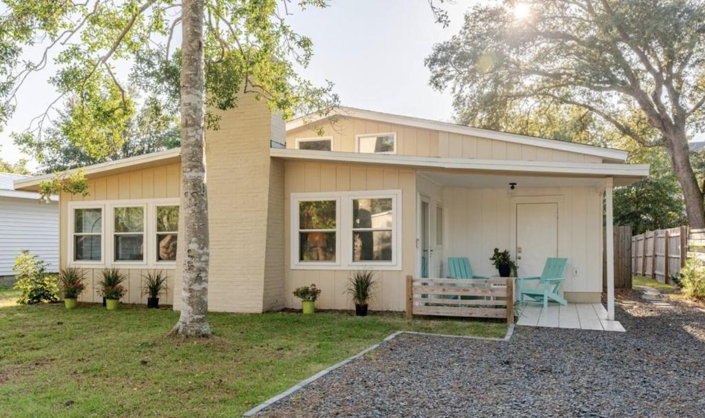 Κήπος έξω από το Charming 1960s Cottage, 5 Min Walk to Beach and Shops