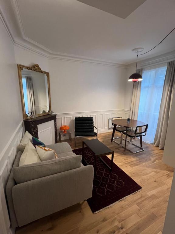 Élégant T2 sur cour Paris Goncourt