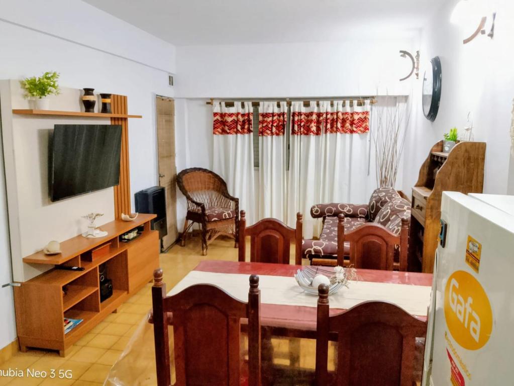 a living room with a tv and a couch and a table at Paraíso Costero San Bernardo in San Bernardo
