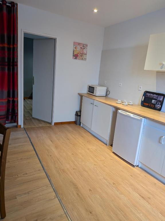 Una habitación vacía con un mostrador y una cocina. en Avenois 2, en Fourmies