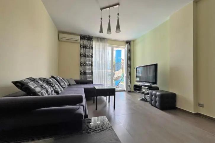 Una sala de estar con un sofá y un televisor. en Apartments Nessebar, en Nesebar