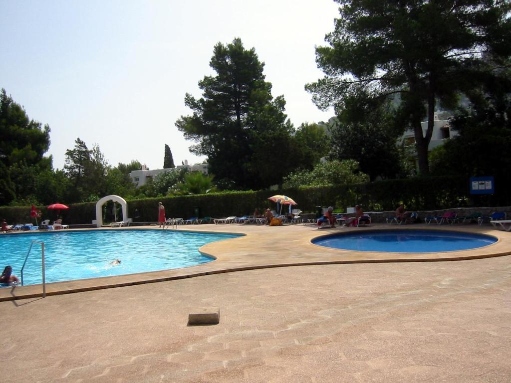 Bazén v ubytování Siesta Mar Apartamentos Ibiza nebo v jeho okolí
