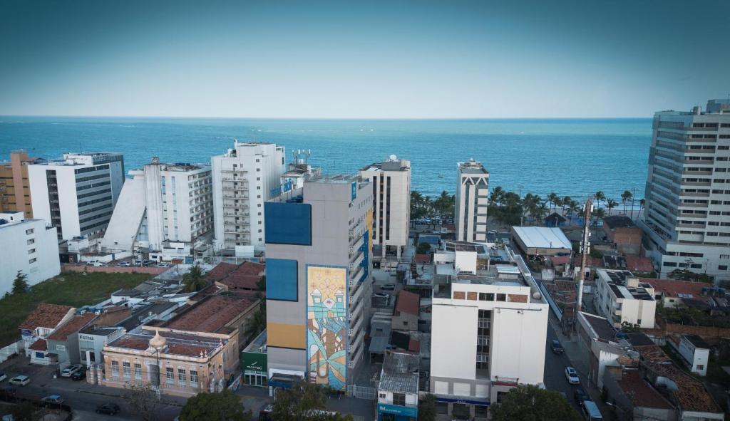 マセイオにあるibis budget Maceió Pajuçaraの建物や海を望む街並み