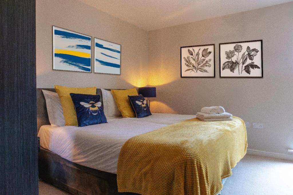 a bedroom with a bed with yellow and blue pillows at Contractor Stay Hatfield with Free Parking Sleeps 4 in Hatfield