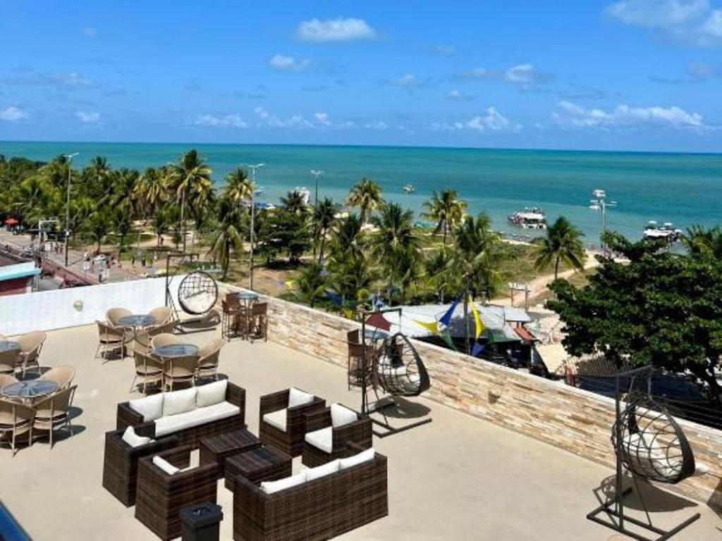 ジョアンペソアにあるTambaú Beira-Marのリゾートのバルコニーから眺めるビーチの景色