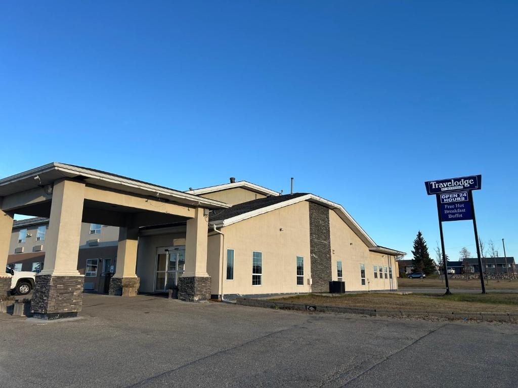 a building with a sign in front of it at Travelodge by Wyndham Valleyview AB in Valleyview