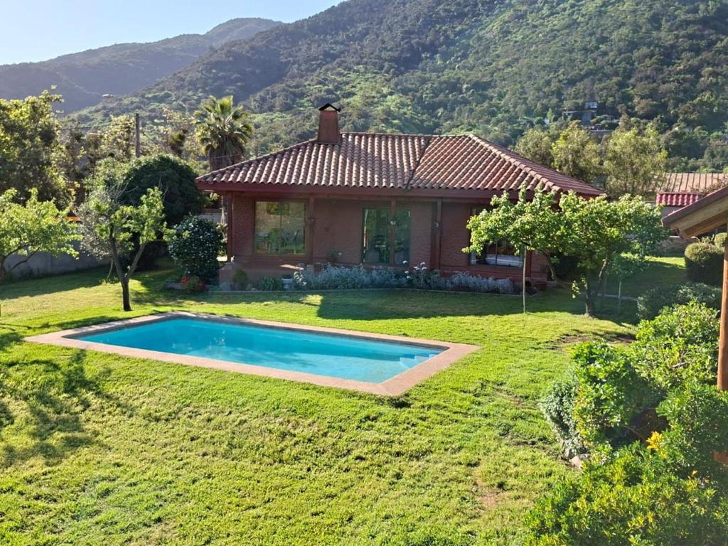 a house with a swimming pool in the yard at Linda Casa Granizo, Olmue in El Cerrillo