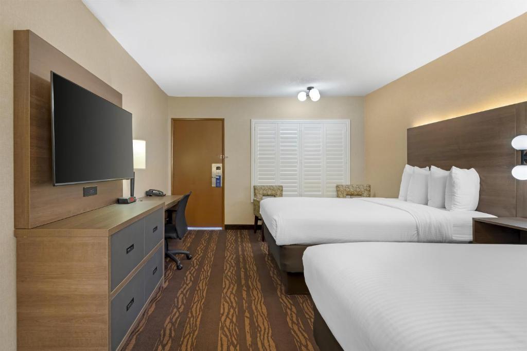 Best Western Plus Stovall's Inn photo