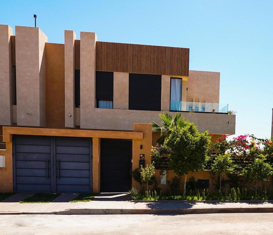 une maison avec deux portes de garage devant elle dans l'établissement Villa Lily, à Tameslouht