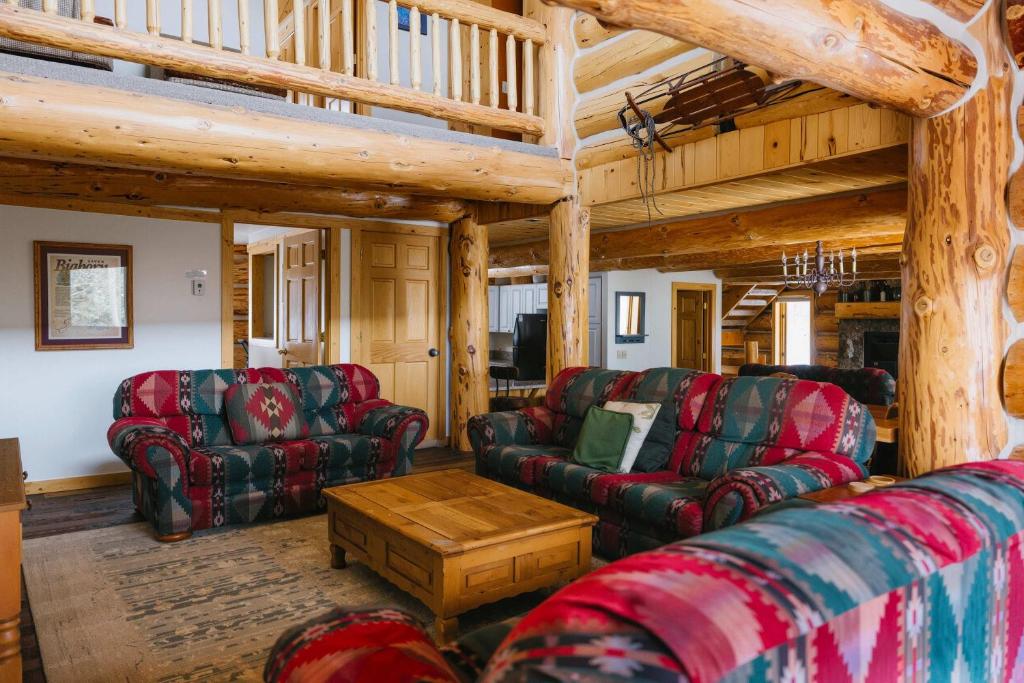 a living room with couches and a coffee table at Silverthorne Cabin with Hot Tub and Forest Access in Silverthorne