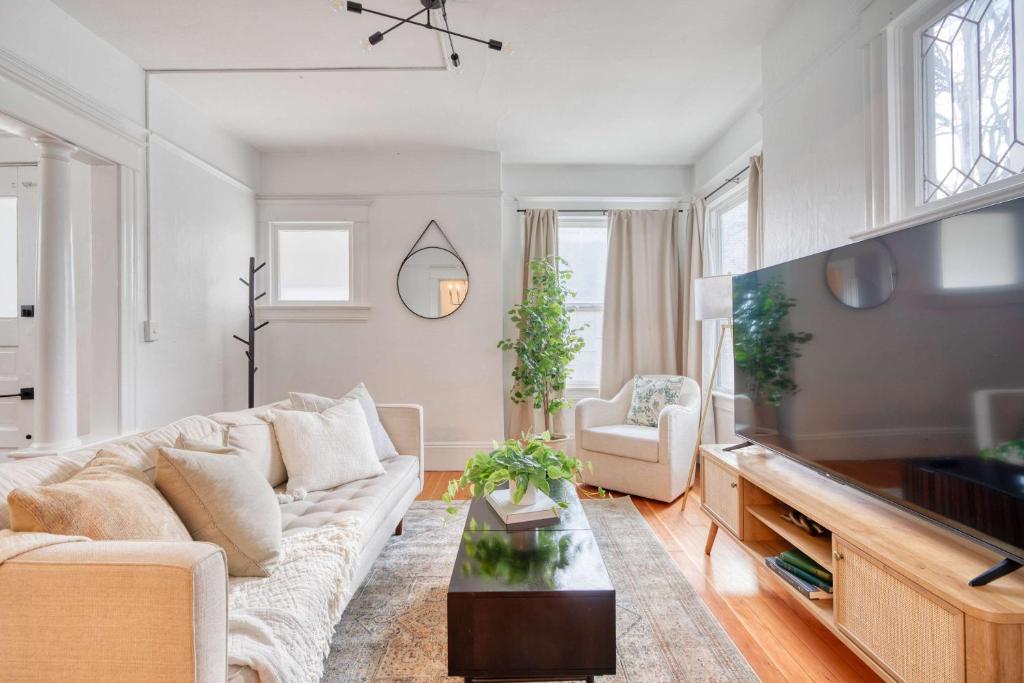 Et tv og/eller underholdning på Historic Craftsman - Fast WiFi - 2BR - King Bed