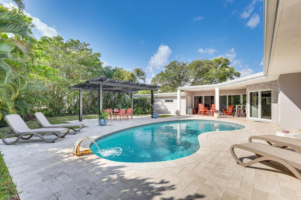 una imagen de una piscina en un patio trasero en Relax in the Sun! Gem 1 Mi to Las Olas Beach, en Fort Lauderdale