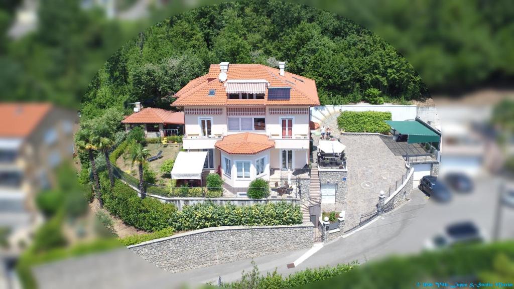 una vista aérea de una gran casa con un ático en Villa Luppo, en Ičići