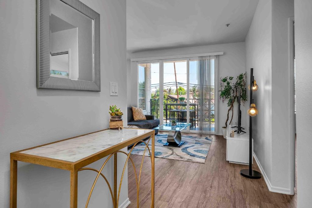 ロサンゼルスにあるPerfect Condo with Pool Spa & Gymの部屋の中央にテーブルがあるリビングルーム