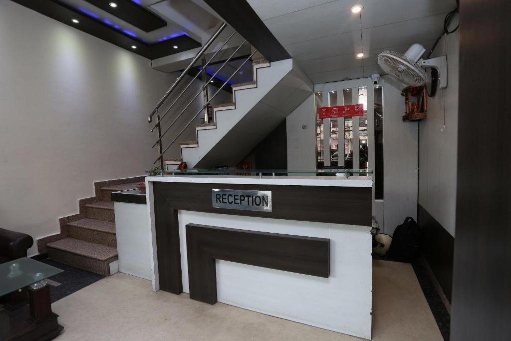 een lobby met een trap en een receptie bij Super Collection O R K International Near Gautam Buddha Park in Lucknow