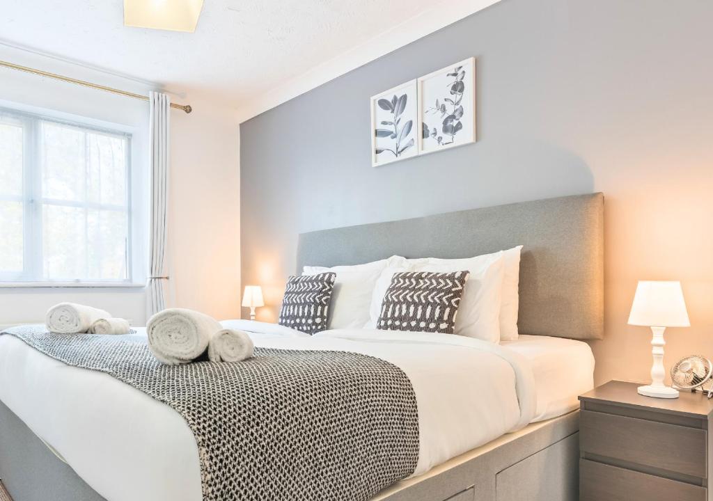 Voodi või voodid majutusasutuse Central Peaceful Home with Parking, Wi-Fi and Garden toas