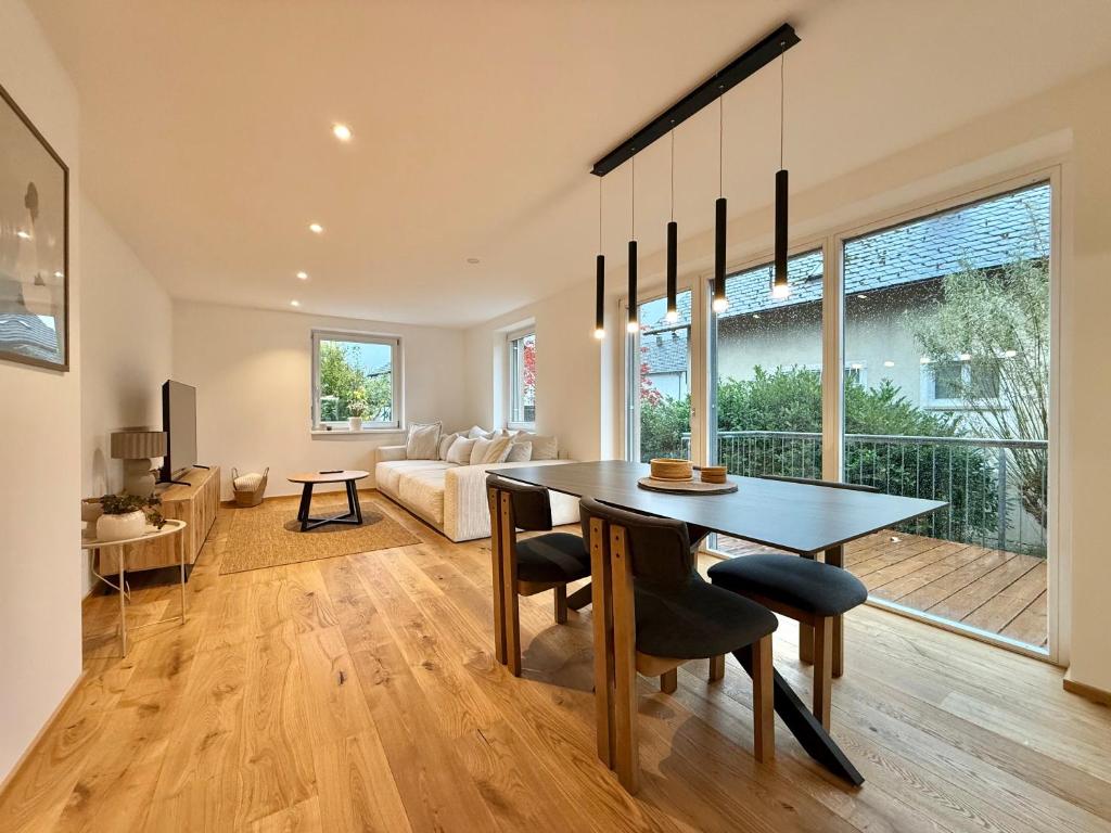 une salle à manger avec une table et un salon dans l'établissement Haus Rautenweg, à Dornbirn