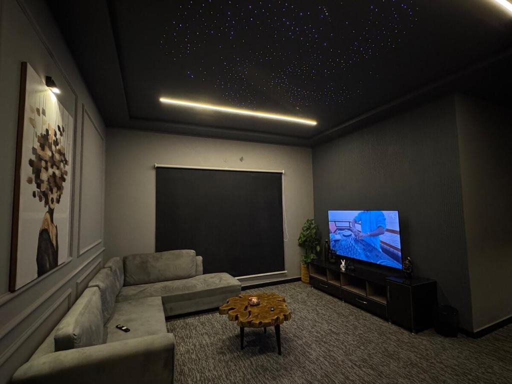 een woonkamer met een bank en een flatscreen-tv bij Luxury Stay in buch villas multan in Multan