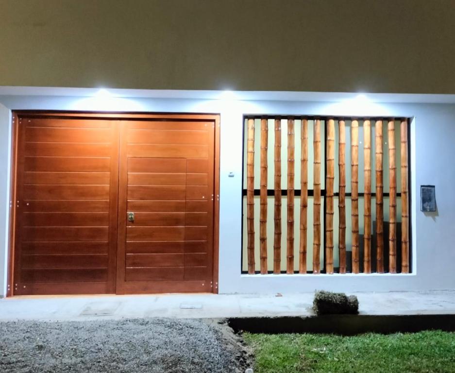 een paar houten deuren op een huis bij Sol de Paracas in Pisco