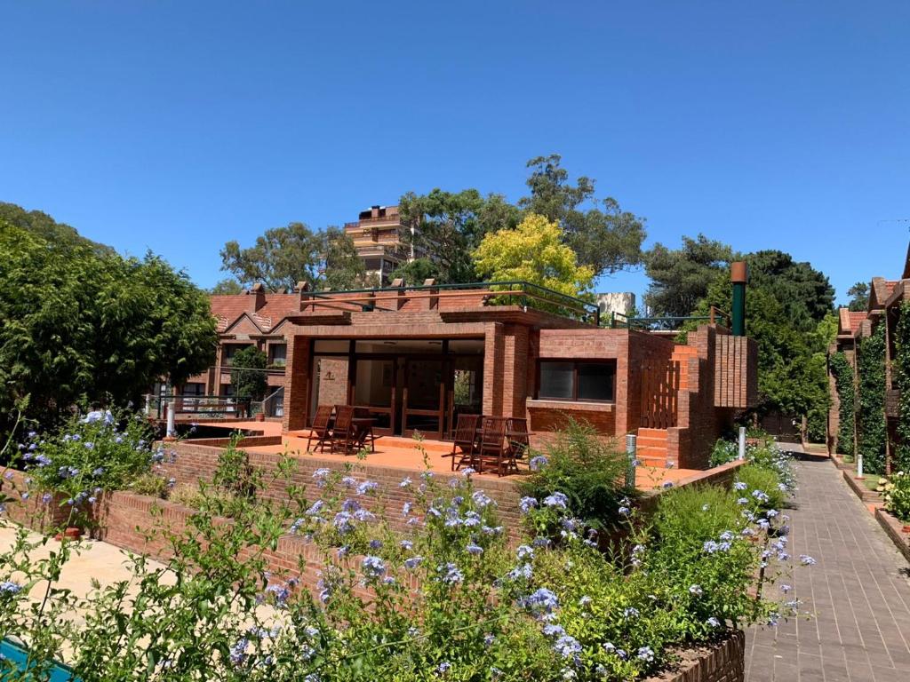 una casa con un jardín delante de ella en Tiempo Compartido Clermont Pinamar, en Pinamar
