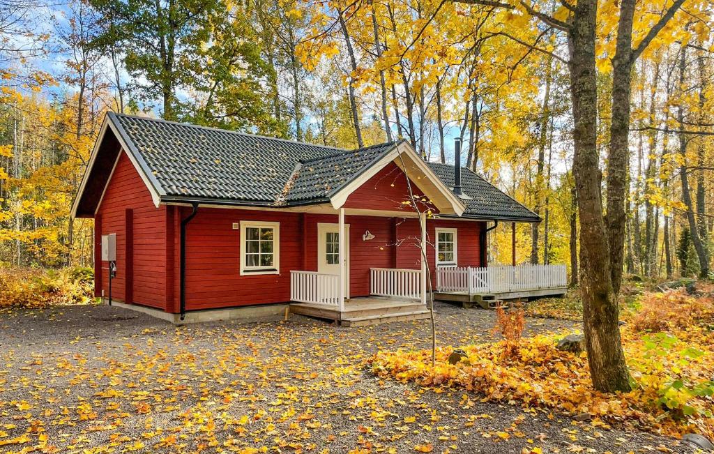 una cabaña roja en medio del bosque en Gorgeous Home In Svanskog With Wifi, en Svaneholm