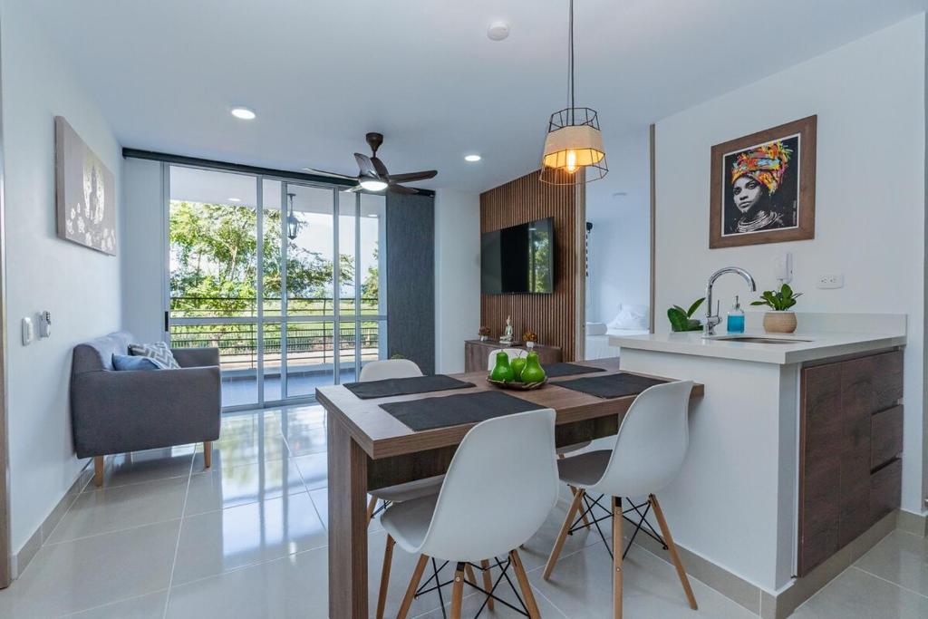 TV a/nebo společenská místnost v ubytování Cozy Immaculate Escape with Prime Luxury Location