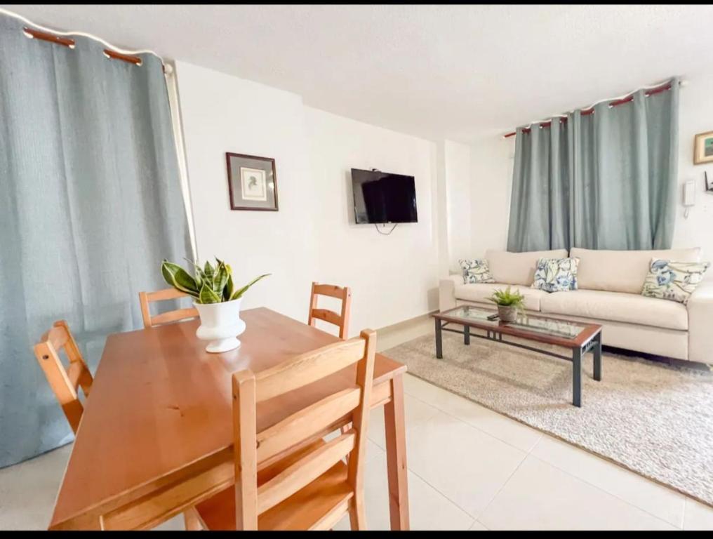 Et tv og/eller underholdning på Fully Equipped New 2br Aptdt2mins To The Beach