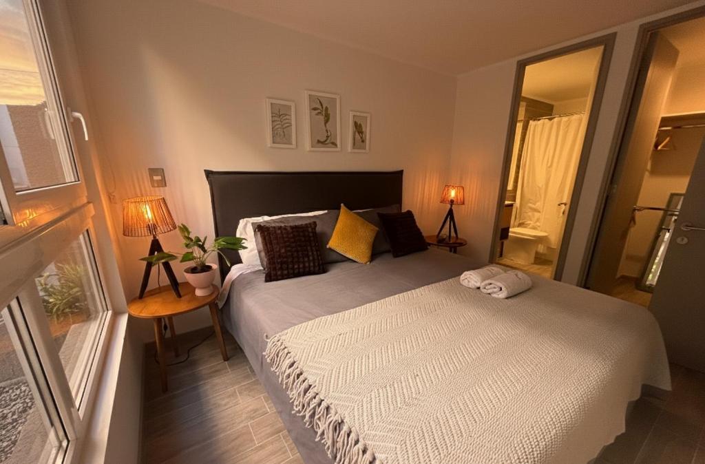 1 dormitorio pequeño con 1 cama y 2 lámparas en Santiago Centro I Eventos Movistar Arena, en Santiago