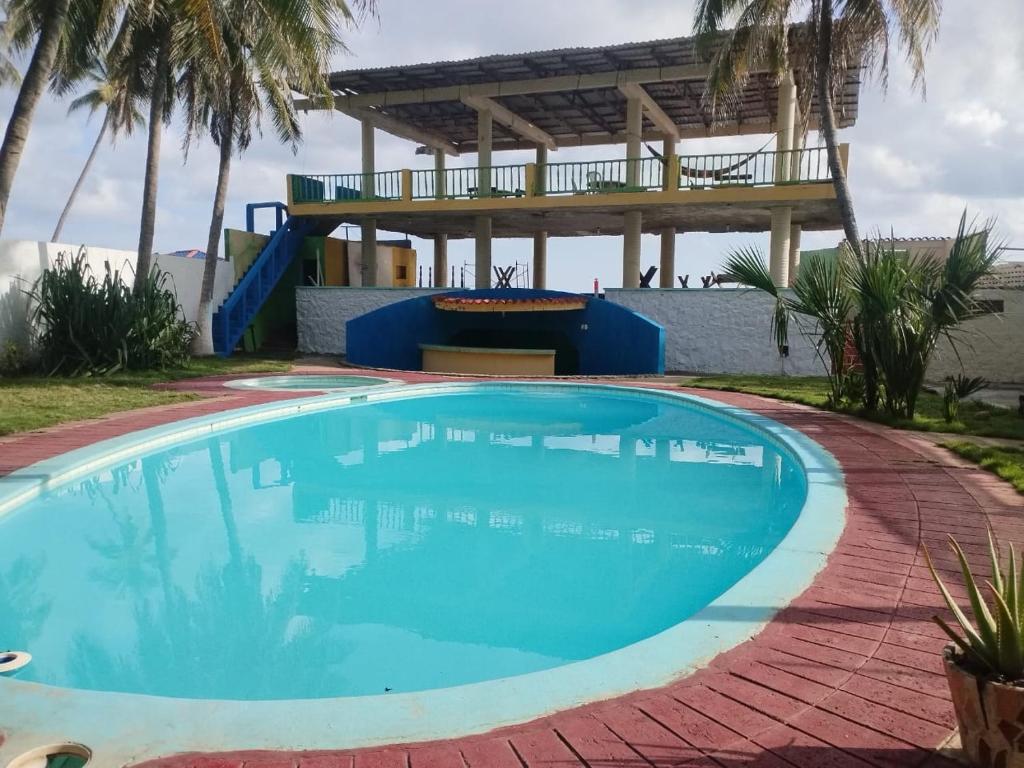 una piscina azul con un tobogán y un parque infantil en Hotel Rod Blue, en La Libertad