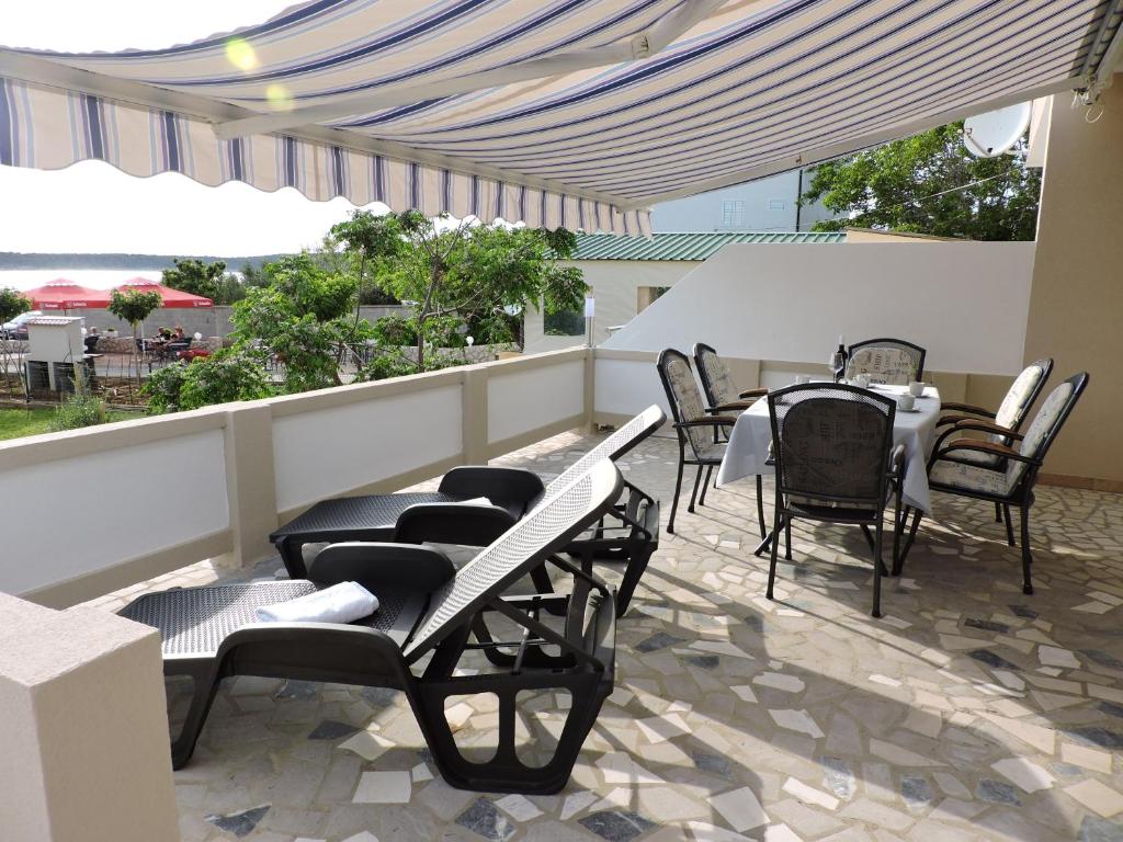 Apartments by the sea Barbat, Rab - 11797