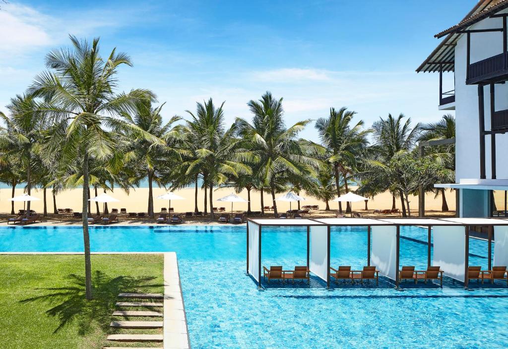 uitzicht op het zwembad van het resort bij Jetwing Blue in Negombo