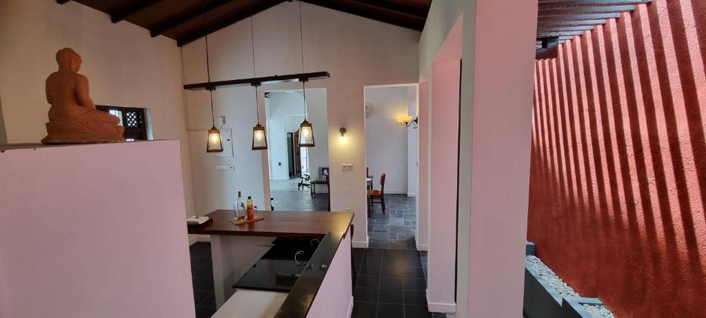 a hallway with a table and a mirror in a room at Villa Red, Battaramulla in Sri Jayewardenepura Kotte