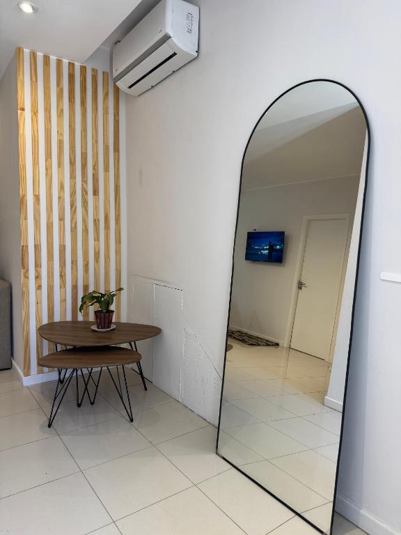 a mirror in the corner of a room with a table at corazón de Maipú in Maipú