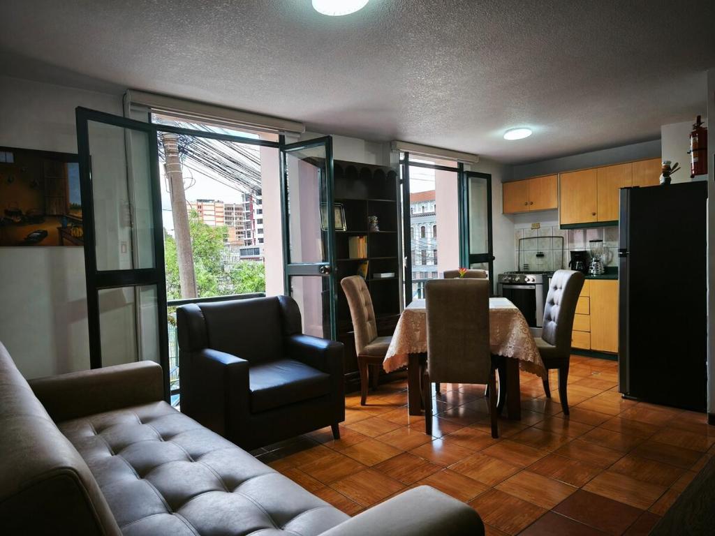 Η κουζίνα ή μικρή κουζίνα στο Comfortable Suite -San Blas near Basilica of Quito