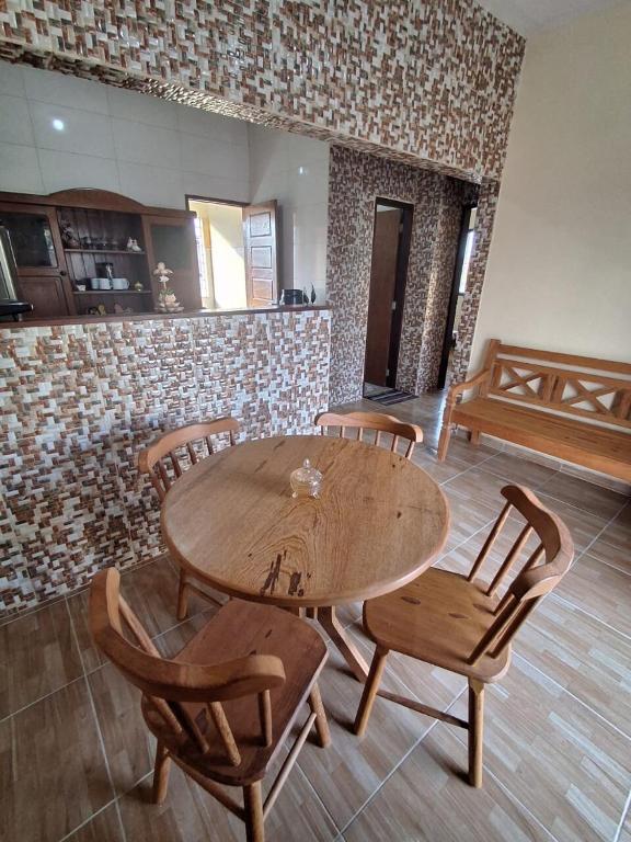 ein Esszimmer mit einem Holztisch und Stühlen in der Unterkunft Casa aconchegante em Nossa Senhora do Ó, Porto de Galinhas!!! in Ipojuca