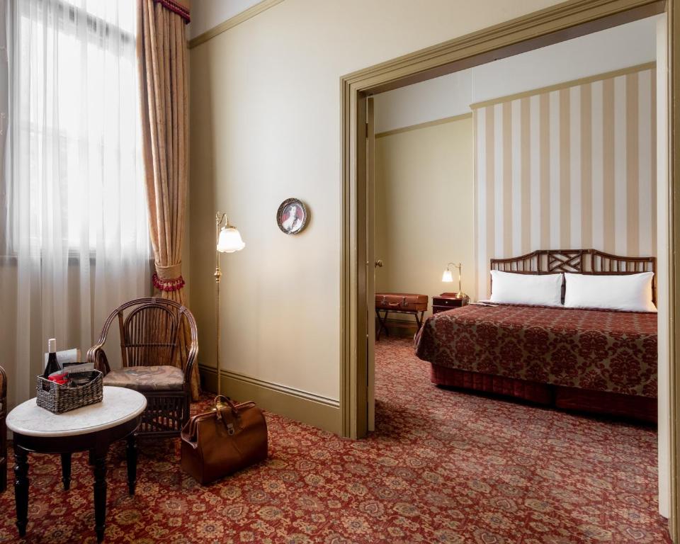 Postel nebo postele na pokoji v ubytování Hadley's Orient Hotel