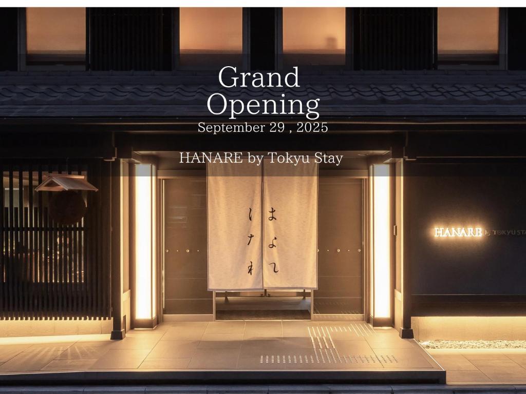 une devanture de magasin avec un panneau pour une grande ouverture dans l'établissement HANARE by Tokyu Stay Kyoto Sanjo, à Kyoto
