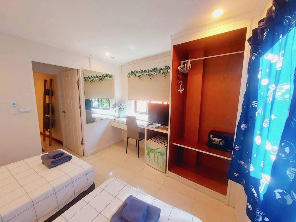 
Family Room with Garden View
