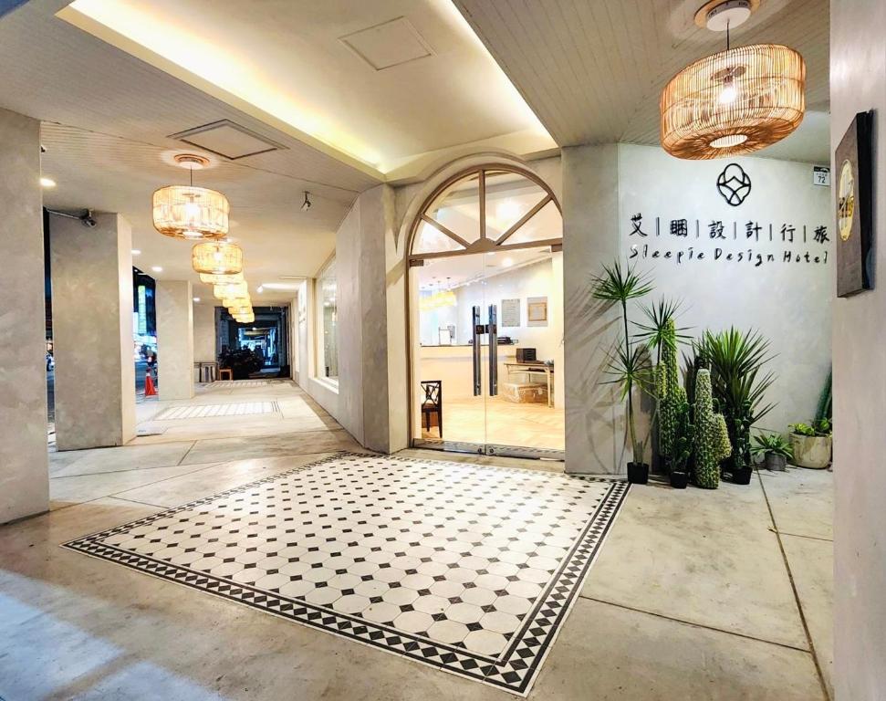 a hallway of a building with a tile floor at 艾睏設計行旅 Sleepie Design Hotel in T'ien-liao