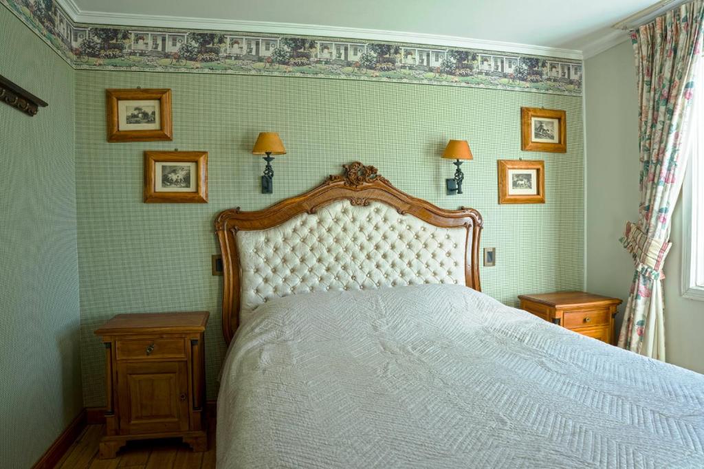 una camera da letto con un letto con copriletto bianco di Casona Tatalafquen a Pucón